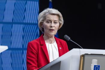 Szefowa KE odpowiada na cła Trumpa. "Podejmiemy niezbędne kroki"