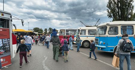 Warszawa. Nietypowe tramwaje i autobusy. Rozpoczynają się Dni Transportu Publicznego 2021