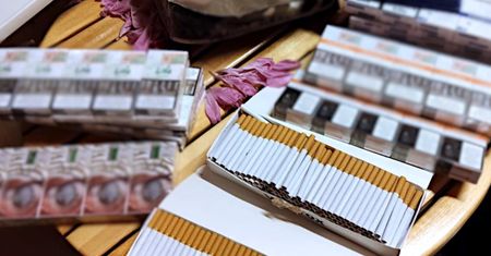Lotnisko Chopina. Udaremniono przemyt prawie 2,5 tys. papierosów