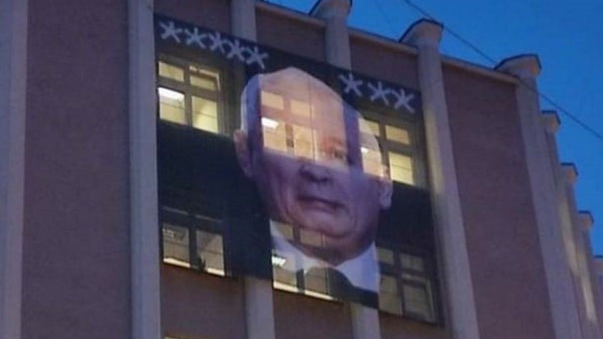 Baner zawisł w Poznaniu