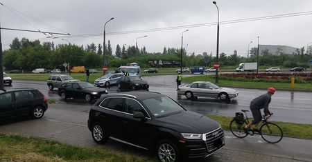 Kolizja aut na skrzyżowaniu ul. Diamentowej z ul. Wrotkowską. Tworzą się korki