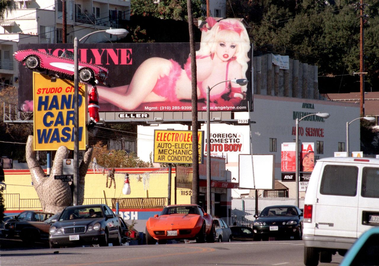 Jeden z billboardów z Angelyne w Los Angeles 