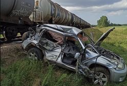 Kierowca wjechał pod pociąg. Wstrząsające nagranie