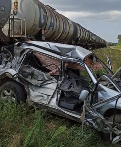 Kierowca wjechał pod pociąg. Wstrząsające nagranie