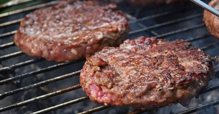 Jak zrobić idealne mięso do burgera? Cytryna to pierwsze z zaskoczeń