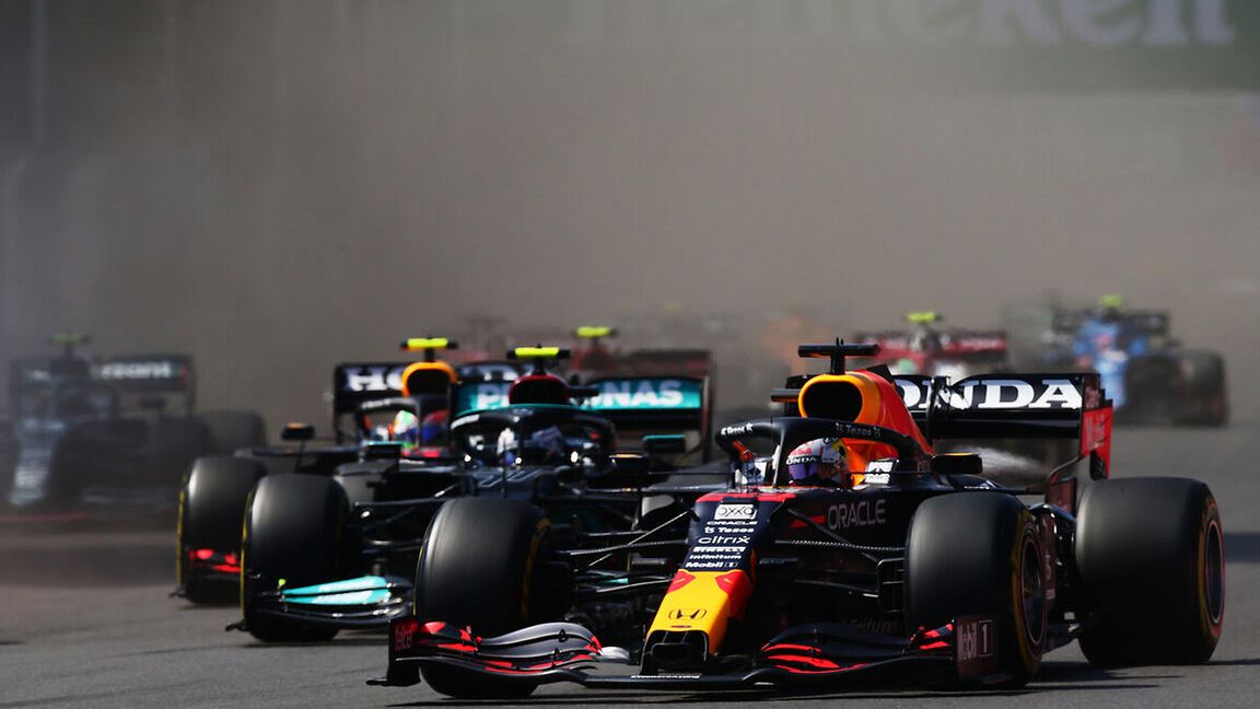 Zdjęcie okładkowe artykułu: Materiały prasowe / Red Bull / Na zdjęciu: Max Verstappen przed Lewisem Hamiltonem