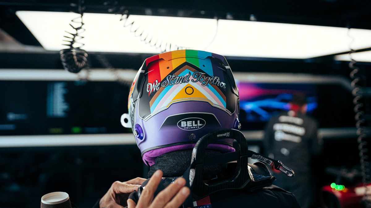 Mercedes / Na zdjęciu: Lewis Hamilton w kasku wspierającym LGBTQ+