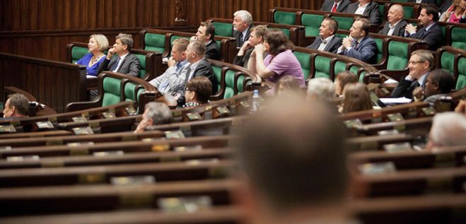 Posłowie chcą więcej pieniędzy na paliwo