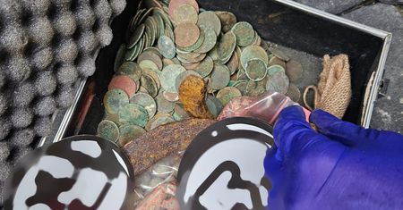 Dwóch  zatrzymanych za nielegalne wykopaliska i przywłaszczenie zabytków archeologicznych.