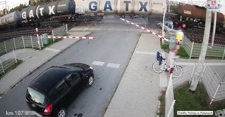 Ominął stojące przed przejazdem auta, omal nie potrącił rowerzystki na chodniku i zderzył się z pociągiem