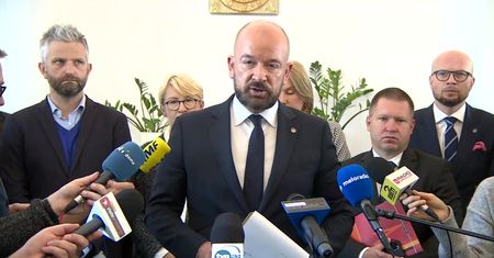 Wrocławski ratusz już tnie koszta. Temperatura w biurach nie wyższa niż 19 stopni, więcej pracy zdalnej