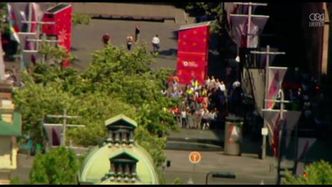 Trzy osoby uciekły z kawiarni, w której zamachowiec przetrzymuje zakładników