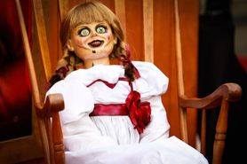 Lalka Annabelle wyrusza w drogę. Internauci oburzeni 