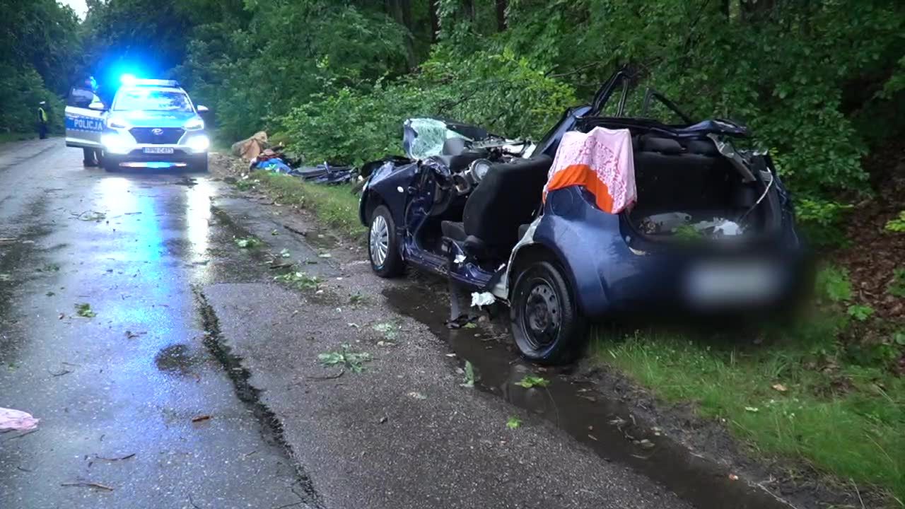 Drzewo spadło na samochód, którym jechało pięć osób