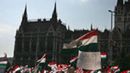 Tłum pod parlamentem