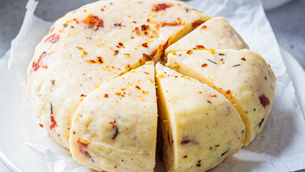 Ser jajeczny można wzbogacić ziołami i przyprawami 