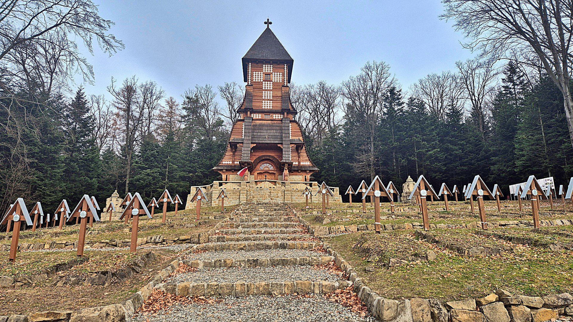 Cmentarz z czasów I wojny światowej nr 123 Łużna -Pustki dzięki dofinansowaniu Ministerstwa Kultury i Dziedzictwa Narodowego w ramach programu &#34;Groby i cmentarze wojenne w kraju - edycja 2025&#34;  przechodzi kolejny etap prac konserwatorskich