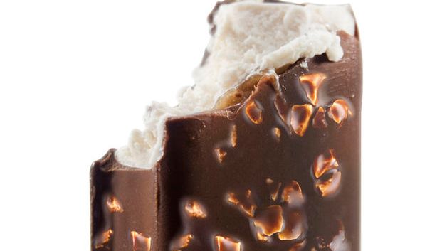 Lodowy baton w polewie czekoladowej z orzechami