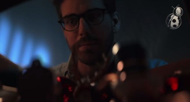 Dyskusja bombek choinkowych w bożonarodzeniowej kampanii Biedronki (wideo)