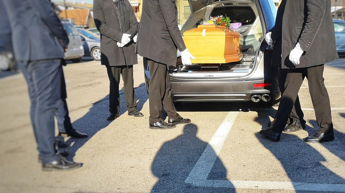 W trakcie pogrzebu w Bydgoszczy doszło do incydentu (zdjęcie ilustracyjne).