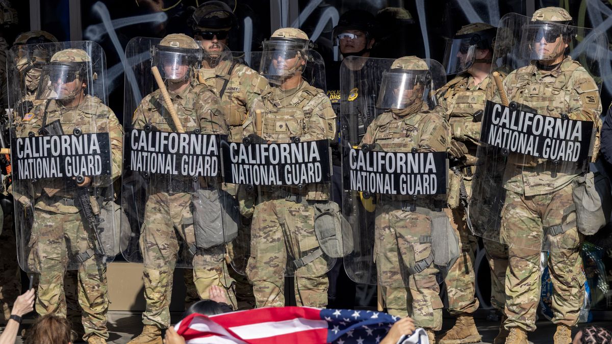 LOS ANGELES, CALIFORNIA - JUNE 09: Protesters confront California National Guard soldiers and police outside of a federal building as protests continue in Los Angeles following three days of clashes with police after a series of immigration raids on June 09, 2025 in Los Angeles, California. Tensions in the city remain high after the Trump administration called in the National Guard against the wishes of city leaders.  (Photo by David McNew/Getty Images)