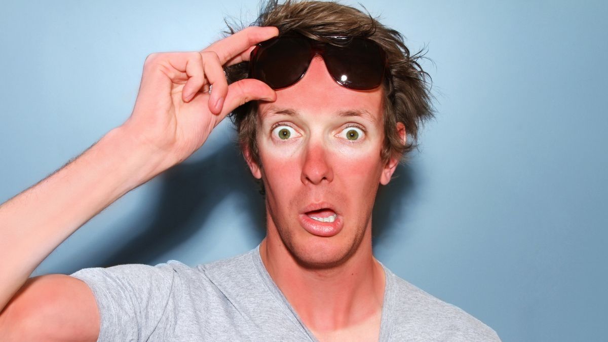 Zdziwiony opalony mężczyzna