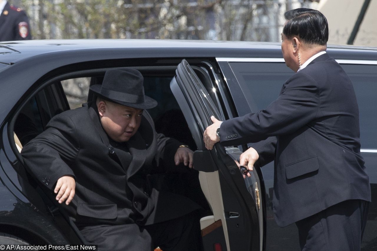 Kim Dzong Un opuszcza swoje auto we Władywostoku. Widać przekrój opancerzenia drzwi (fot. AP/Associated Press/East News)