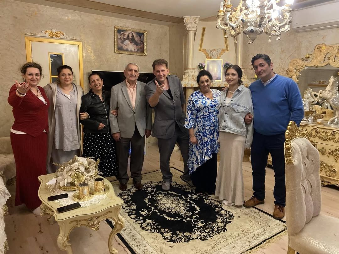 Bogdan Trojanek i Viki Gabor z bliskimi
