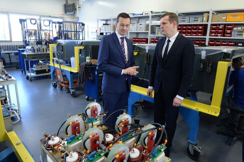 Wiceprezes Mateusz Morawiecki zwiedza zakład produkcyjny Medcom. Oprowadza go wiceprezes firmy Piotr Wroński