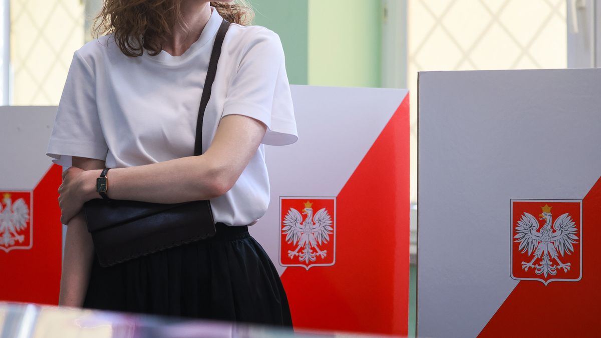 g�osowanie w lokalu wyborczym w Warszawie
Warszawa, 01.06.2025. Wybory prezydenta RP - II tura. G�osowanie w lokalu wyborczym w Warszawie, 1 bm. Trwa g�osowanie w II turze wybor�w prezydenta RP. Do jego zako�czenia obowi�zuje cisza wyborcza. (mr) PAP/Leszek Szyma�ski
Leszek Szyma�ski
g�os, g�osowa�, g�osowanie, I tura, II, II tura, lokal wyborczy, prezydenckie, prezydenta rp, urna, wybory