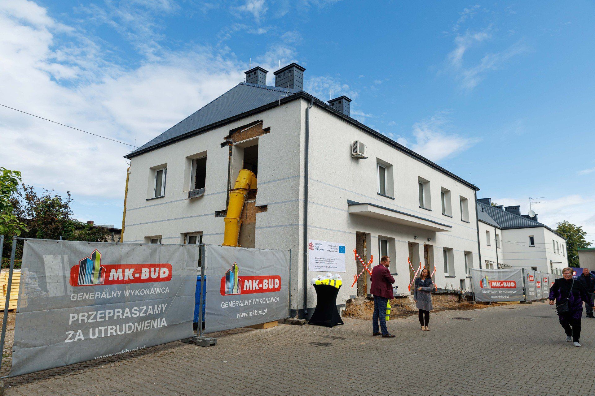 Konferencja prasowa przy szpitalu w Mońkach. 