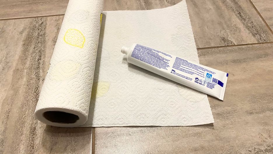 Posmaruj ręcznik papierowy pastą do zębów - efekt zachwyca