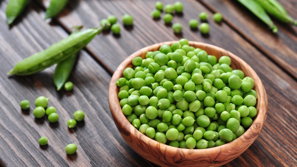 Surowy zielony groszek