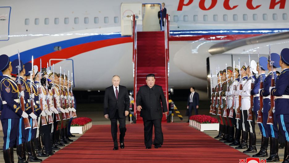A photo released by the official North Korean Central News Agency (KCNA) shows Russian President Vladimir Putin (L) walking with North Korean leader Kim Jong Un upon arrival at the airport of Pyongyang, North Korea, 18 June 2024 (issued 19 June 2024). The Russian president is on a state visit to North Korea from 18-19 June at the invitation of the North Korean leader. He last visited North Korea in 2000, shortly after his first inauguration as president. EPA/KCNA EDITORIAL USE ONLY EDITORIAL USE ONLY Dostawca: PAP/EPA.