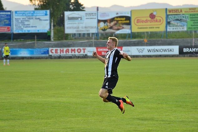 17-letni stoper cieszy się z bramki strzelonej Flocie Świnoujście w meczu Pucharu Polski, fot. Jarosław Para, sandecja.com.pl