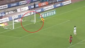 Jak to nie wpadło do bramki?! Niesamowita scena w lidze japońskiej! (wideo)