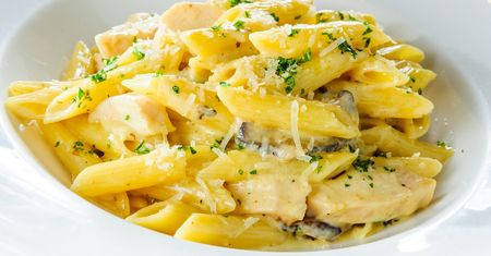 Masz w domu makaron, masło i ser? Zrób legendarną "pastę rogaczy"