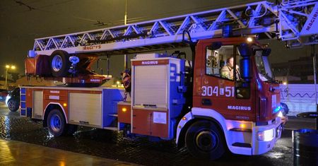 Pożar w piwnicy bloku wielorodzinnego. Strażacy ewakuowali część mieszkańców