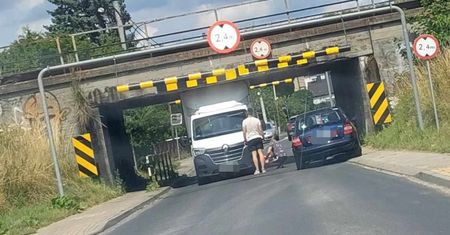 Tychy: kierowca zablokował przejazd, bo utknął pod "wiaduktem głupców"