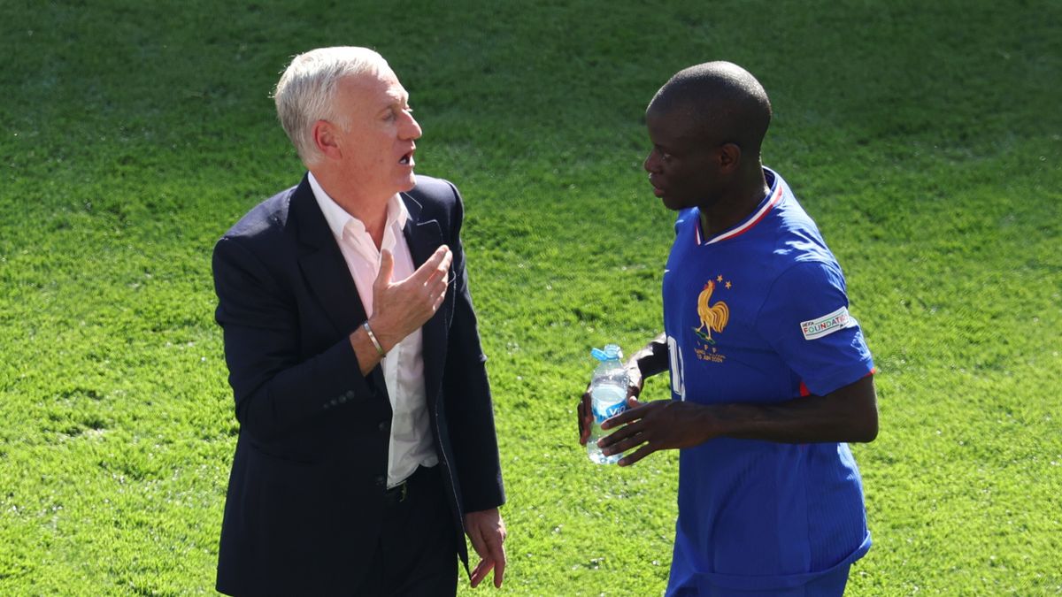 Zdjęcie okładkowe artykułu: PAP/EPA / GEORGI LICOVSKI  / Na zdjęciu: Didier Deschamps i N'Golo Kante