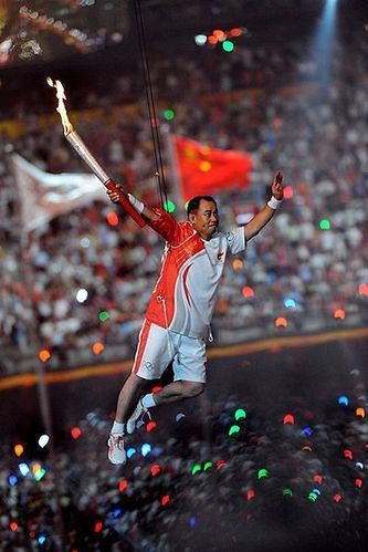 Li Ning podczas zapalania znicza olimpijskiego w Pekinie. Źródło: Wikipedia