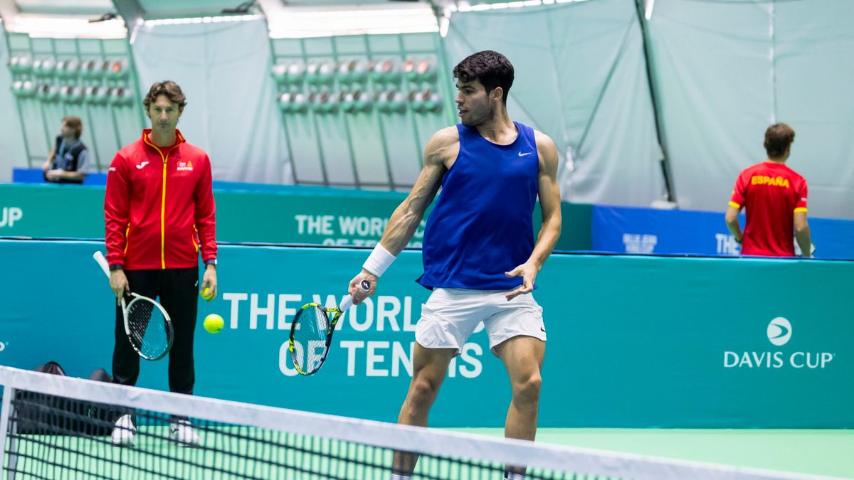 PAP/EPA / Carlos Diaz / Na zdjęciu: Carlos Alcaraz (bliżej) i Juan Carlos Ferrero podczas treningu hiszpańskiej reprezentacji