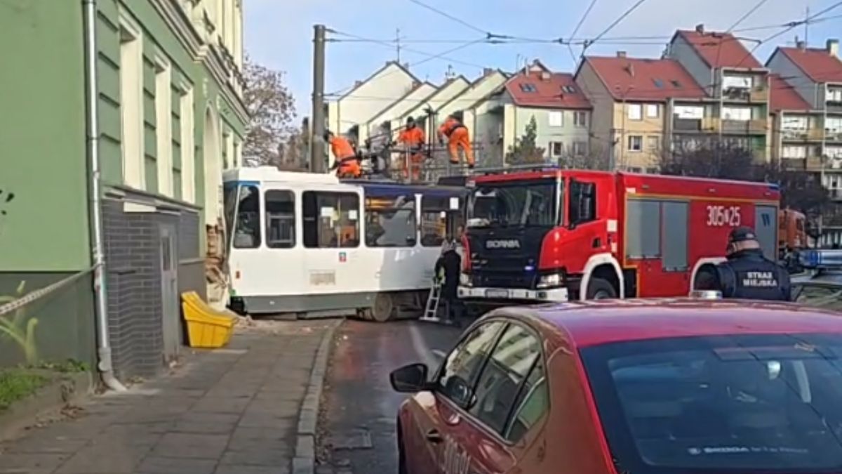 Tramwaj wbił się w kamienicę.