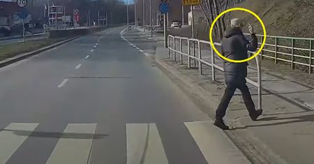 Tak pozdrowił trąbiącego kierowcę. Internauci są po stronie kierującego