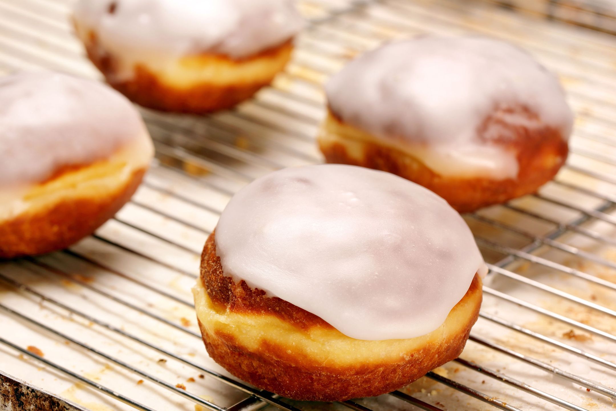 Pączki pokryte lukrem na kratce