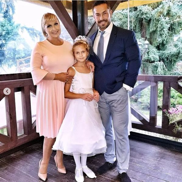 Katarzyna Skrzynecka prezentuje rodzinne zdjęcia z komunii córki