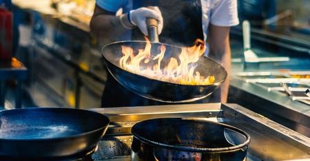 Restauratorzy gotują uchodźcom. Pomóc może każdy, wykupując „zawieszony posiłek”