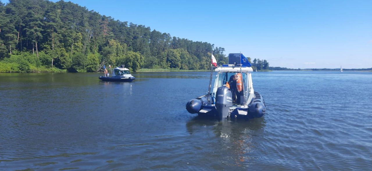 Mazury: znaleziono ciała rodziców, którzy skoczyli do jeziora za dzieckiem