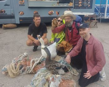 Sprzątał plażę i znalazł "skarb Bałtyku". Wyjątkowe odkrycie na Helu