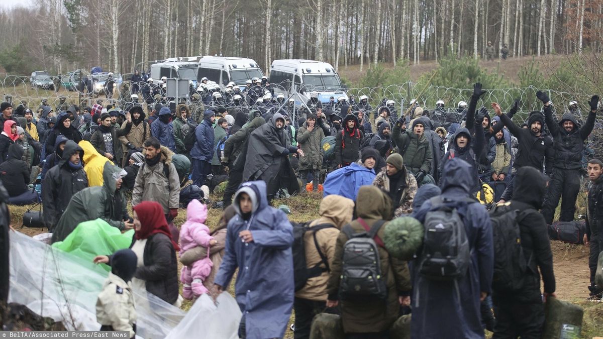 Bardzo napi?ta sytuacja na granicy polsko-bia?oruskiejMigrants from the Middle East and elsewhere gather to illegally enter the European Union at the Belarus-Poland border near Grodno, Belarus, Monday, Nov. 8, 2021. Poland increased security at its border with Belarus, on the European Union's eastern border, after a large group of migrants in Belarus appeared to be congregating at a crossing point, officials said Monday. The development appeared to signal an escalation of a crisis that has being going on for months in which the autocratic regime of Belarus has encouraged migrants from the Middle East and elsewhere to illegally enter the European Union, at first through Lithuania and Latvia and now primarily through Poland. (Leonid Shcheglov/BelTA via AP)BelTA